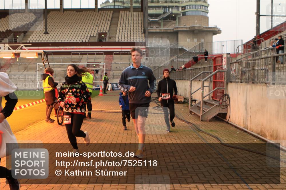 08.12.2024 - St. Pauli X-Mass-Run No. 14 Kathrin Stürmer Photography http://msf.ph/oto/7525118 08.12.2024 10:06:50 Ziel 129, 151, 165, 892, 1007, 1124, 1426, 1720, 2099, 2208, 2212, 2346, 2843, 2861, 2888, 3153, 3338, 3342 meine-sportfotos.de
