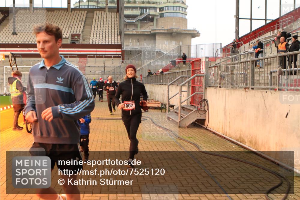 08.12.2024 - St. Pauli X-Mass-Run No. 14 Kathrin Stürmer Photography http://msf.ph/oto/7525120 08.12.2024 10:06:51 Ziel 129, 165, 892, 1007, 1124, 1426, 1720, 2099, 2208, 2212, 2843, 2861, 2888, 3153, 3338, 3342 meine-sportfotos.de