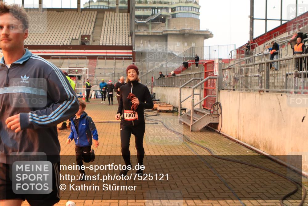 08.12.2024 - St. Pauli X-Mass-Run No. 14 Kathrin Stürmer Photography http://msf.ph/oto/7525121 08.12.2024 10:06:51 Ziel 129, 165, 892, 1007, 1124, 1426, 1720, 2099, 2208, 2212, 2843, 2861, 2888, 3153, 3338, 3342 meine-sportfotos.de