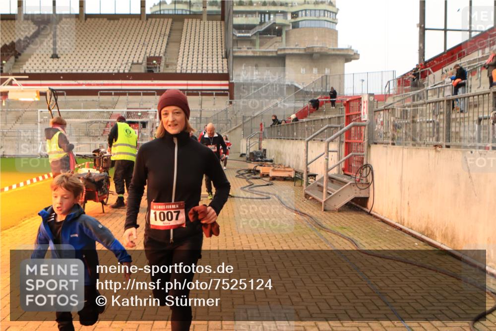 08.12.2024 - St. Pauli X-Mass-Run No. 14 Kathrin Stürmer Photography http://msf.ph/oto/7525124 08.12.2024 10:06:52 Ziel 129, 165, 892, 1007, 1124, 1426, 1720, 2099, 2208, 2212, 2843, 2861, 2888, 3153, 3338, 3342 meine-sportfotos.de