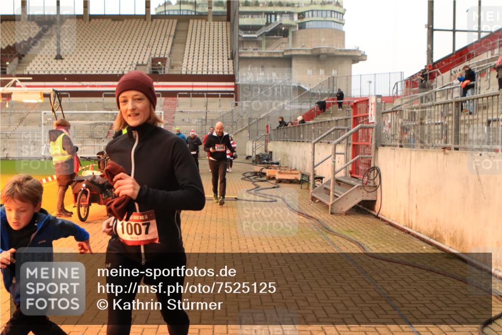08.12.2024 - St. Pauli X-Mass-Run No. 14 Kathrin Stürmer Photography http://msf.ph/oto/7525125 08.12.2024 10:06:52 Ziel 129, 165, 892, 1007, 1124, 1426, 1720, 2099, 2208, 2212, 2843, 2861, 2888, 3153, 3338, 3342 meine-sportfotos.de