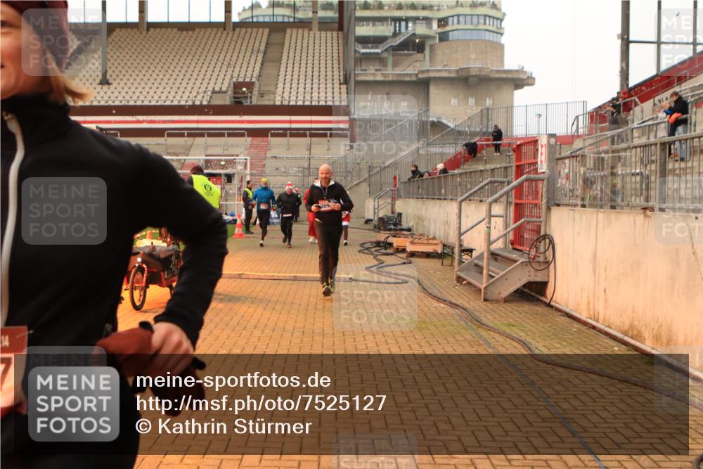 08.12.2024 - St. Pauli X-Mass-Run No. 14 Kathrin Stürmer Photography http://msf.ph/oto/7525127 08.12.2024 10:06:53 Ziel 129, 165, 892, 1007, 1124, 1426, 1720, 2099, 2208, 2212, 2843, 2861, 2888, 3153, 3338, 3342 meine-sportfotos.de