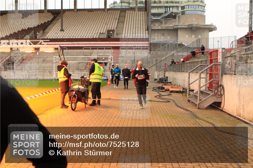 08.12.2024 - St. Pauli X-Mass-Run No. 14 Kathrin Stürmer Photography http://msf.ph/oto/7525128 08.12.2024 10:06:53 Ziel 129, 165, 892, 1007, 1124, 1426, 1720, 2099, 2208, 2212, 2843, 2861, 2888, 3153, 3338, 3342 meine-sportfotos.de