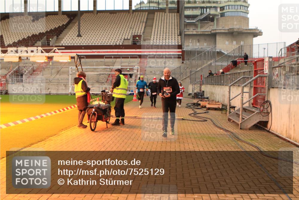 08.12.2024 - St. Pauli X-Mass-Run No. 14 Kathrin Stürmer Photography http://msf.ph/oto/7525129 08.12.2024 10:06:53 Ziel 129, 165, 892, 1007, 1124, 1426, 1720, 2099, 2208, 2212, 2843, 2861, 2888, 3153, 3338, 3342 meine-sportfotos.de