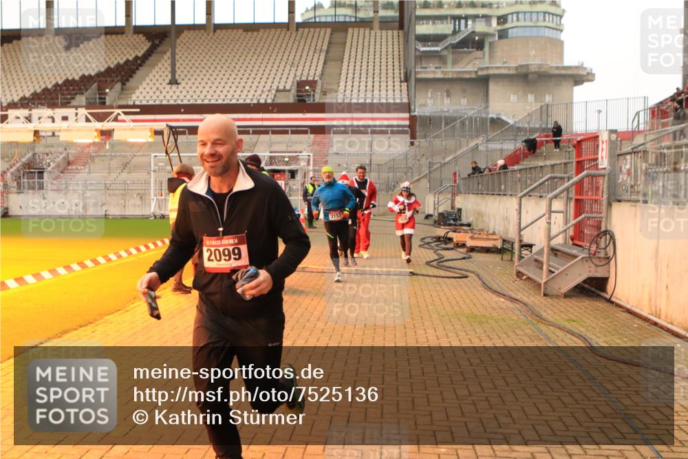 08.12.2024 - St. Pauli X-Mass-Run No. 14 Kathrin Stürmer Photography http://msf.ph/oto/7525136 08.12.2024 10:06:55 Ziel 129, 165, 892, 1007, 1124, 1426, 1720, 2099, 2208, 2212, 3153, 3338, 3342 meine-sportfotos.de