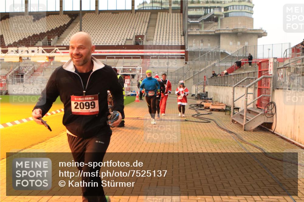 08.12.2024 - St. Pauli X-Mass-Run No. 14 Kathrin Stürmer Photography http://msf.ph/oto/7525137 08.12.2024 10:06:55 Ziel 129, 165, 892, 1007, 1124, 1426, 1720, 2099, 2208, 2212, 3153, 3338, 3342 meine-sportfotos.de