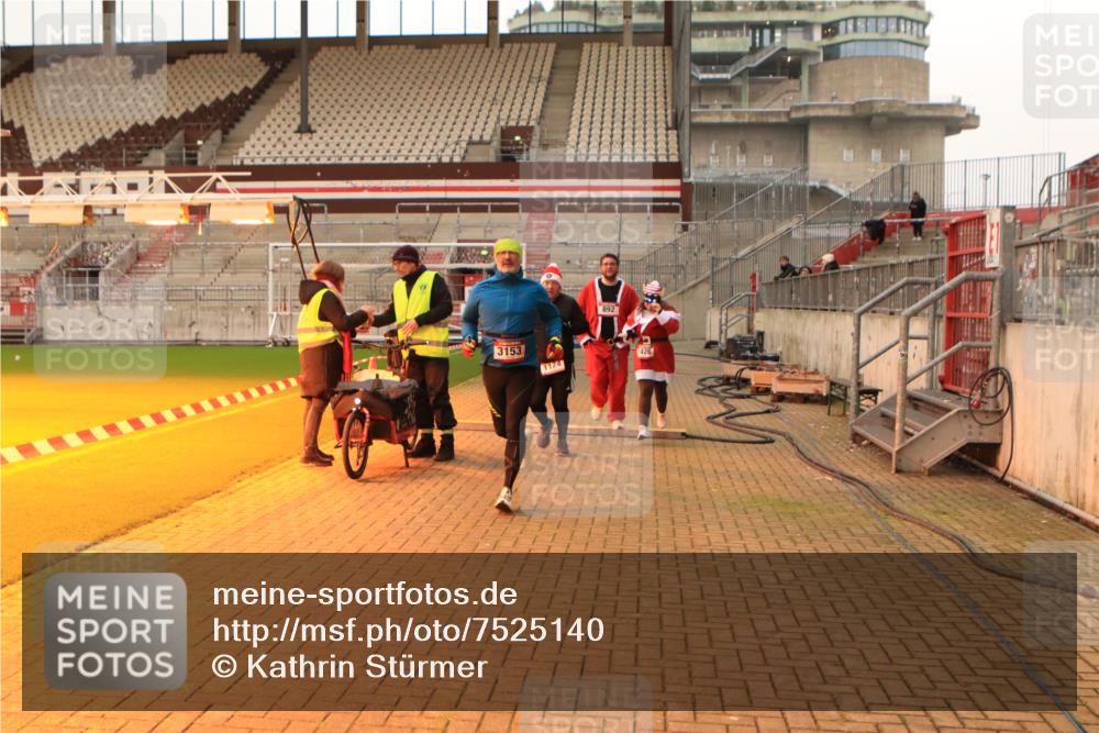 08.12.2024 - St. Pauli X-Mass-Run No. 14 Kathrin Stürmer Photography http://msf.ph/oto/7525140 08.12.2024 10:06:56 Ziel 129, 165, 892, 1007, 1124, 1426, 1720, 2099, 2212, 3153, 3338, 3342 meine-sportfotos.de