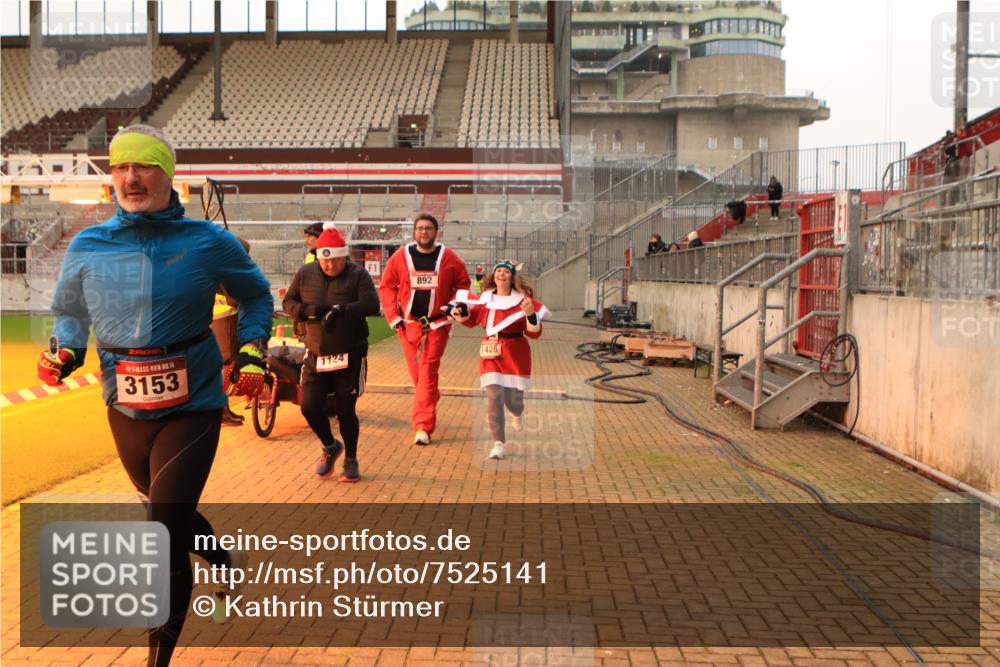 08.12.2024 - St. Pauli X-Mass-Run No. 14 Kathrin Stürmer Photography http://msf.ph/oto/7525141 08.12.2024 10:06:58 Ziel 892, 1007, 1124, 1426, 1720, 2099, 2212, 3153, 3338, 3342 meine-sportfotos.de