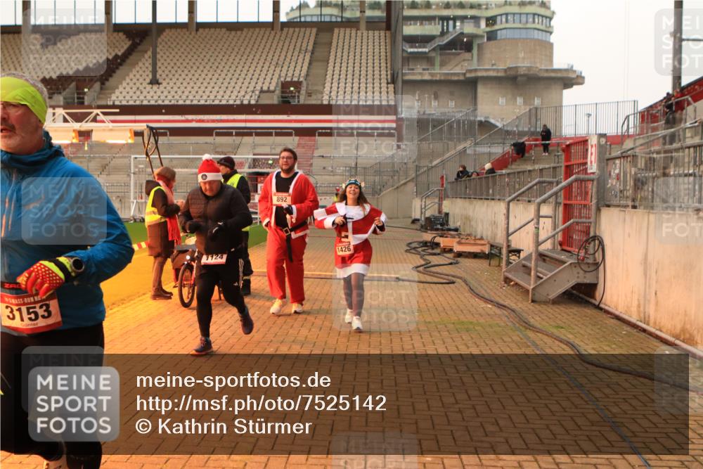 08.12.2024 - St. Pauli X-Mass-Run No. 14 Kathrin Stürmer Photography http://msf.ph/oto/7525142 08.12.2024 10:06:58 Ziel 892, 1007, 1124, 1426, 1720, 2099, 2212, 3153, 3338, 3342 meine-sportfotos.de