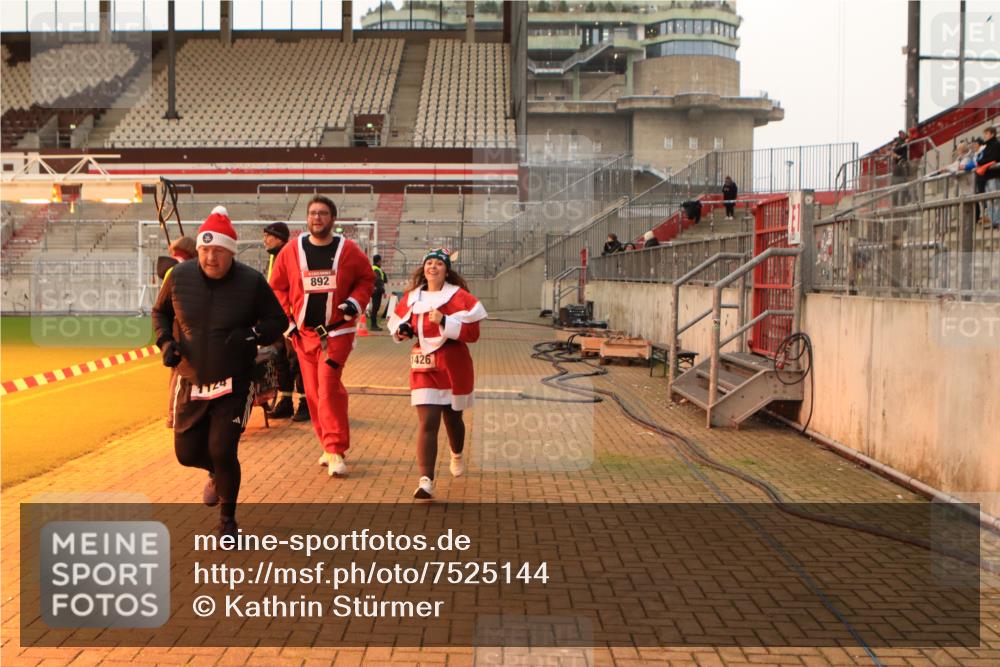 08.12.2024 - St. Pauli X-Mass-Run No. 14 Kathrin Stürmer Photography http://msf.ph/oto/7525144 08.12.2024 10:06:58 Ziel 892, 1007, 1124, 1426, 1720, 2099, 2212, 3153, 3338, 3342 meine-sportfotos.de
