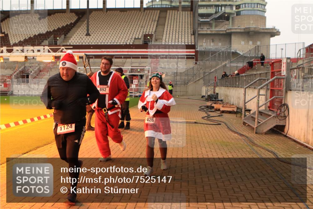 08.12.2024 - St. Pauli X-Mass-Run No. 14 Kathrin Stürmer Photography http://msf.ph/oto/7525147 08.12.2024 10:06:59 Ziel 892, 1007, 1124, 1426, 1720, 2099, 2212, 3153, 3338, 3342 meine-sportfotos.de