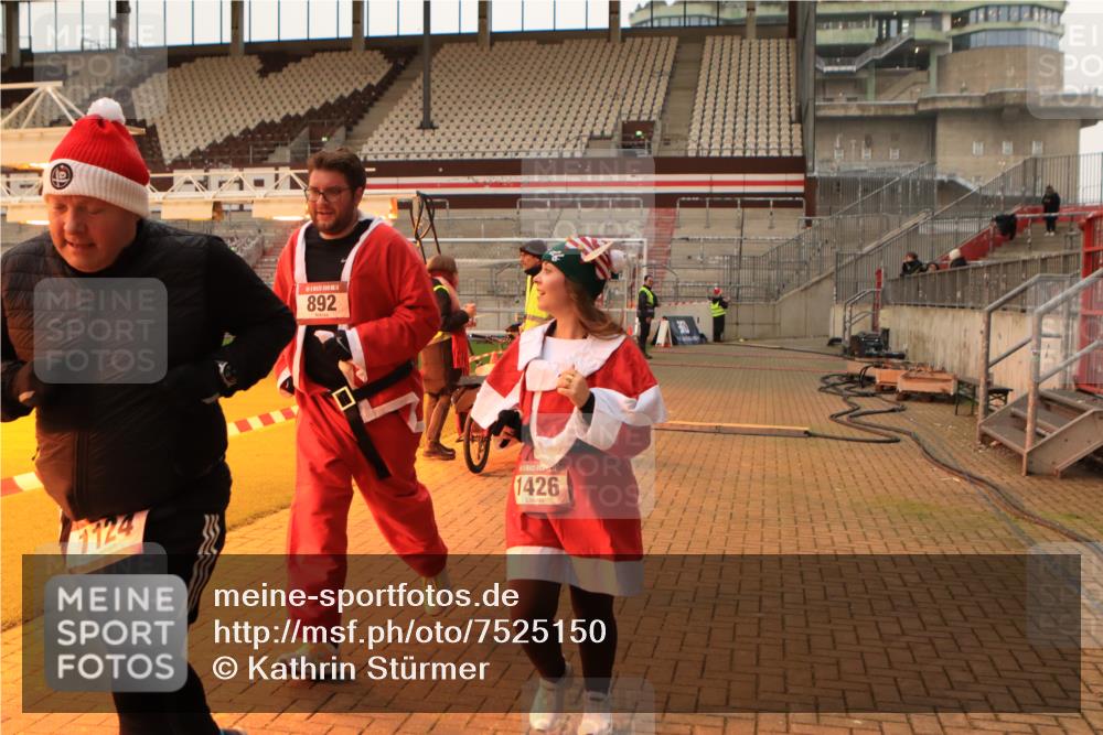 08.12.2024 - St. Pauli X-Mass-Run No. 14 Kathrin Stürmer Photography http://msf.ph/oto/7525150 08.12.2024 10:06:59 Ziel 892, 1007, 1124, 1426, 1720, 2099, 2212, 3153, 3338, 3342 meine-sportfotos.de