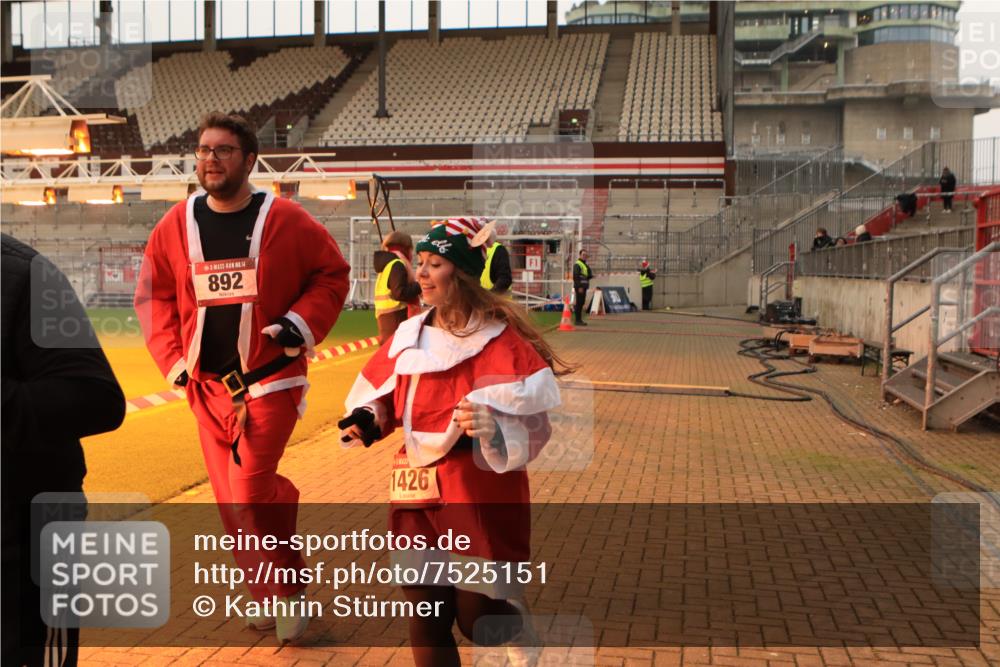 08.12.2024 - St. Pauli X-Mass-Run No. 14 Kathrin Stürmer Photography http://msf.ph/oto/7525151 08.12.2024 10:07:00 Ziel 892, 1007, 1124, 1426, 2099, 2212, 3153, 3338, 3342 meine-sportfotos.de