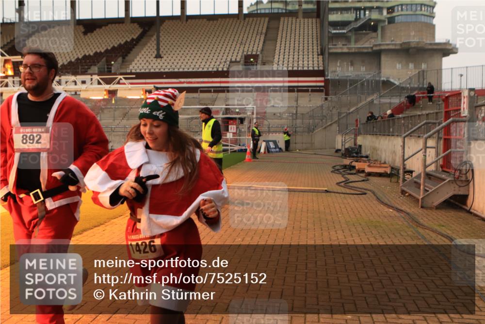 08.12.2024 - St. Pauli X-Mass-Run No. 14 Kathrin Stürmer Photography http://msf.ph/oto/7525152 08.12.2024 10:07:00 Ziel 892, 1007, 1124, 1426, 2099, 2212, 3153, 3338, 3342 meine-sportfotos.de