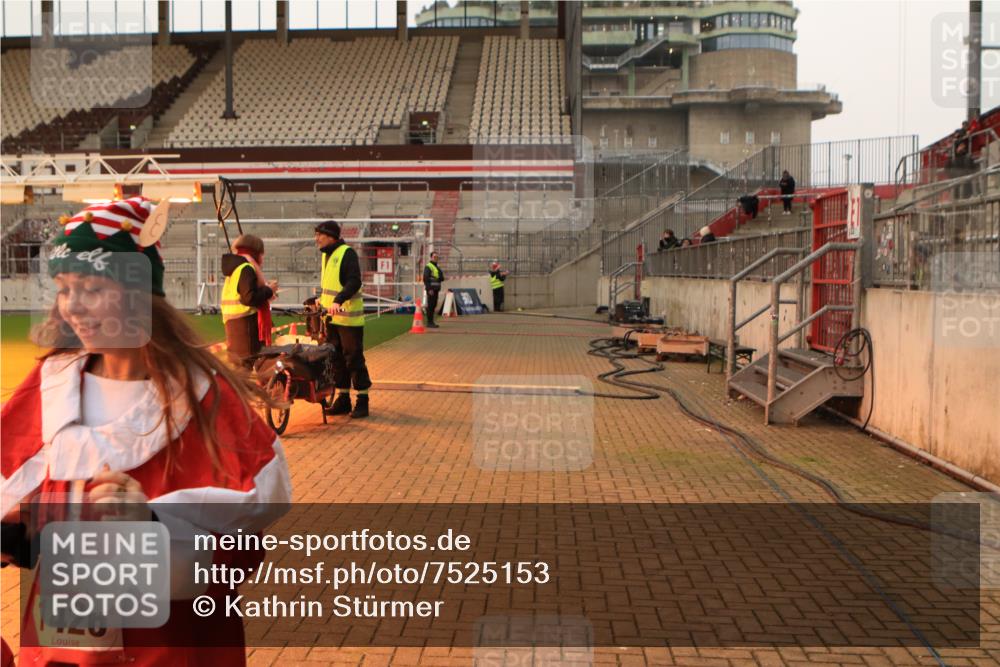 08.12.2024 - St. Pauli X-Mass-Run No. 14 Kathrin Stürmer Photography http://msf.ph/oto/7525153 08.12.2024 10:07:00 Ziel 892, 1007, 1124, 1426, 2099, 2212, 3153, 3338, 3342 meine-sportfotos.de