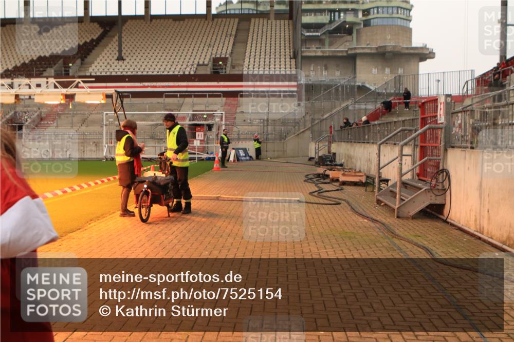 08.12.2024 - St. Pauli X-Mass-Run No. 14 Kathrin Stürmer Photography http://msf.ph/oto/7525154 08.12.2024 10:07:00 Ziel 892, 1007, 1124, 1426, 2099, 2212, 3153, 3338, 3342 meine-sportfotos.de