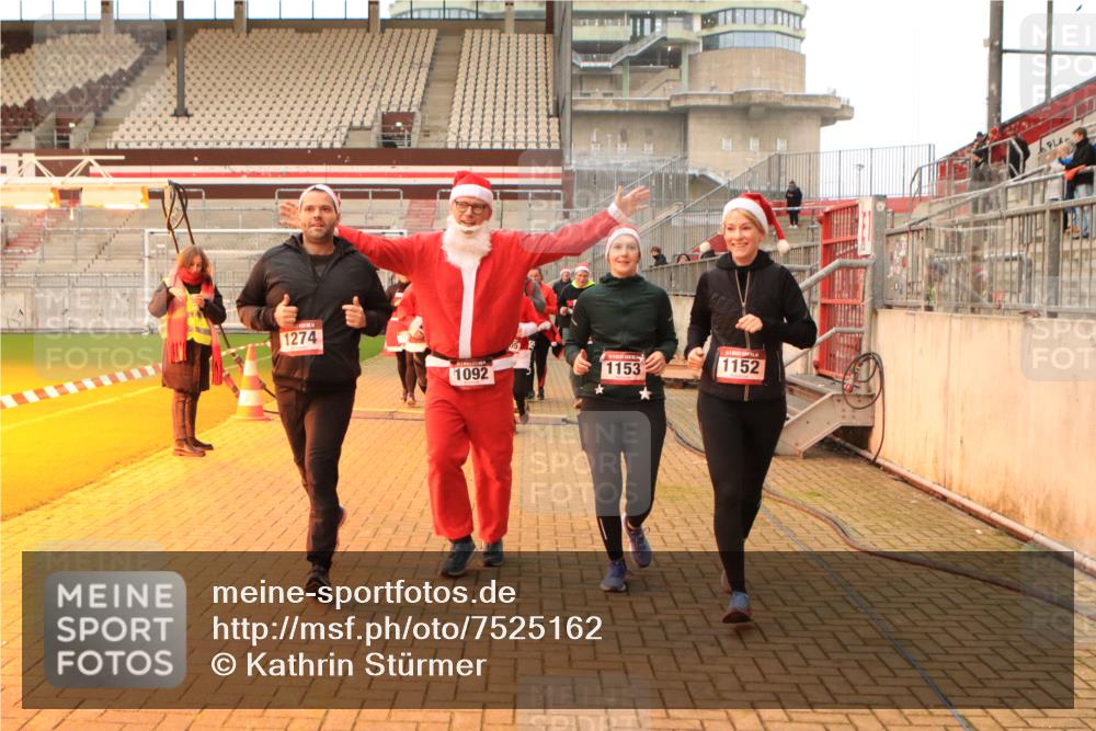 08.12.2024 - St. Pauli X-Mass-Run No. 14 Kathrin Stürmer Photography http://msf.ph/oto/7525162 08.12.2024 10:07:18 Ziel 9, 11, 83, 1092, 1152, 1153, 1274, 1297, 1685, 1867, 2350, 2501, 2504, 2505 meine-sportfotos.de