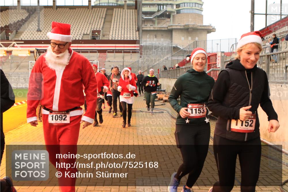 08.12.2024 - St. Pauli X-Mass-Run No. 14 Kathrin Stürmer Photography http://msf.ph/oto/7525168 08.12.2024 10:07:19 Ziel 9, 11, 83, 1092, 1152, 1153, 1274, 1297, 1685, 1867, 2350, 2501, 2504, 2505 meine-sportfotos.de