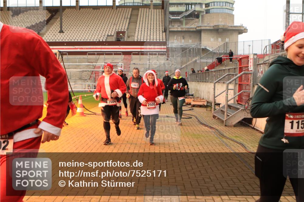 08.12.2024 - St. Pauli X-Mass-Run No. 14 Kathrin Stürmer Photography http://msf.ph/oto/7525171 08.12.2024 10:07:20 Ziel 9, 11, 83, 580, 1092, 1152, 1153, 1274, 1297, 1685, 1867, 2350, 2501, 2504, 2505 meine-sportfotos.de