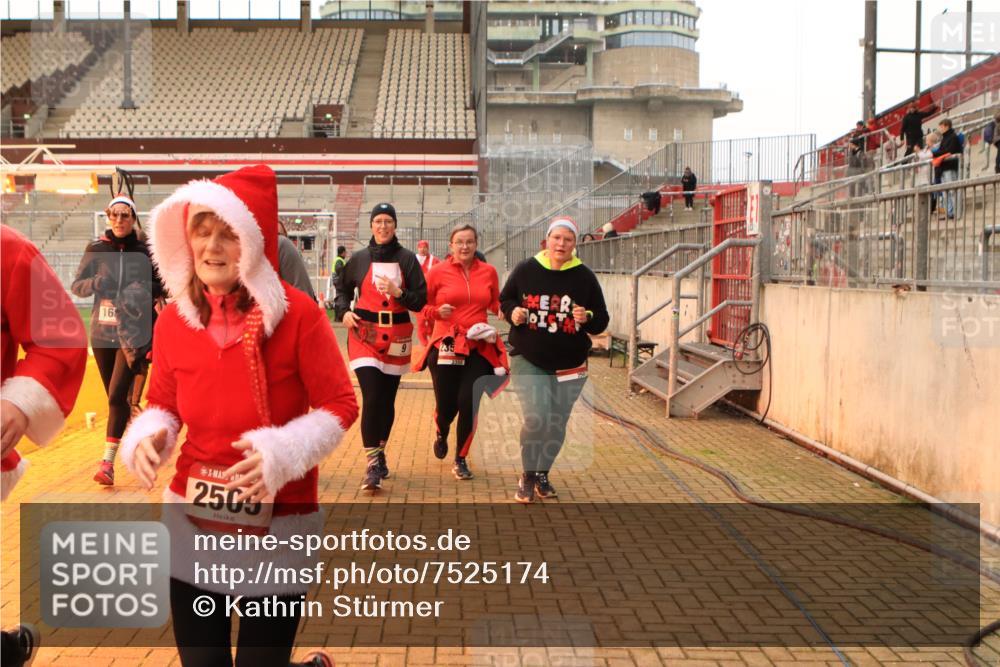 08.12.2024 - St. Pauli X-Mass-Run No. 14 Kathrin Stürmer Photography http://msf.ph/oto/7525174 08.12.2024 10:07:22 Ziel 9, 11, 83, 580, 1092, 1152, 1153, 1274, 1297, 1685, 1867, 2350, 2501, 2504, 2505, 3010, 3012 meine-sportfotos.de