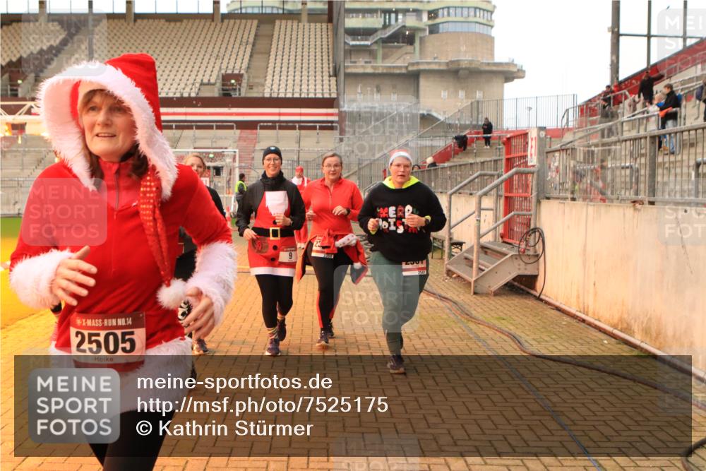 08.12.2024 - St. Pauli X-Mass-Run No. 14 Kathrin Stürmer Photography http://msf.ph/oto/7525175 08.12.2024 10:07:22 Ziel 9, 11, 83, 580, 1092, 1152, 1153, 1274, 1297, 1685, 1867, 2350, 2501, 2504, 2505, 3010, 3012 meine-sportfotos.de
