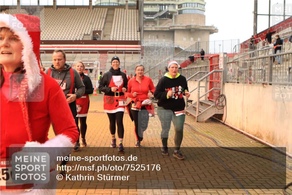 08.12.2024 - St. Pauli X-Mass-Run No. 14 Kathrin Stürmer Photography http://msf.ph/oto/7525176 08.12.2024 10:07:22 Ziel 9, 11, 83, 580, 1092, 1152, 1153, 1274, 1297, 1685, 1867, 2350, 2501, 2504, 2505, 3010, 3012 meine-sportfotos.de