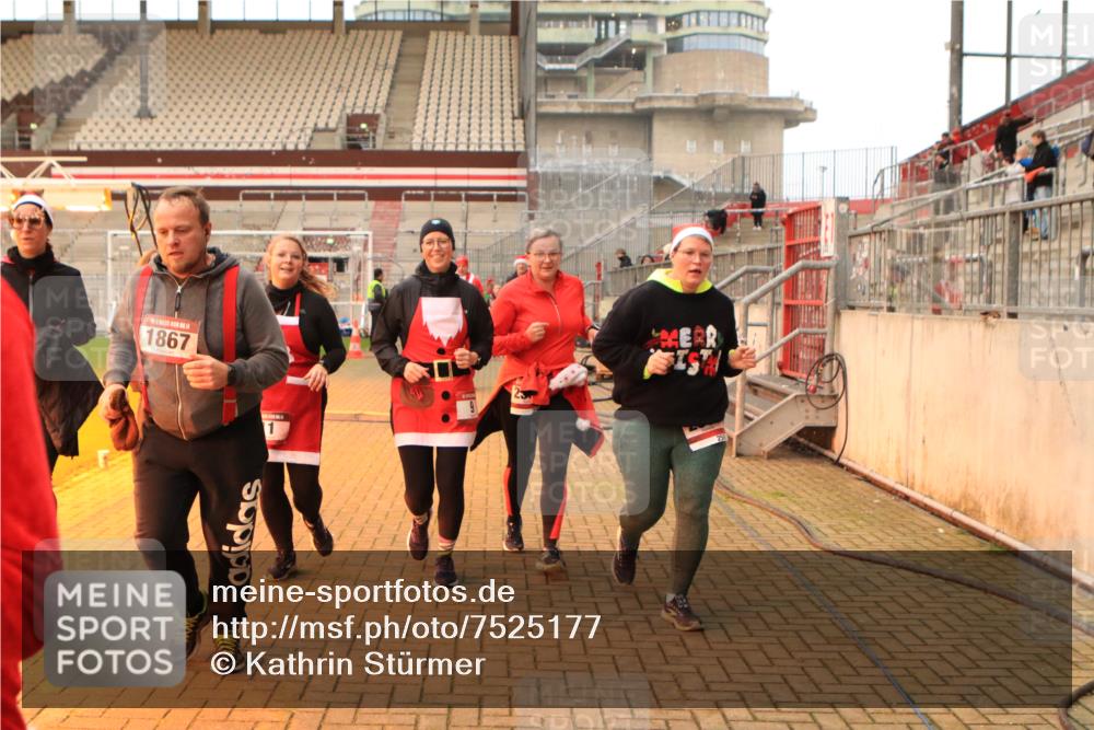 08.12.2024 - St. Pauli X-Mass-Run No. 14 Kathrin Stürmer Photography http://msf.ph/oto/7525177 08.12.2024 10:07:22 Ziel 9, 11, 83, 580, 1092, 1152, 1153, 1274, 1297, 1685, 1867, 2350, 2501, 2504, 2505, 3010, 3012 meine-sportfotos.de