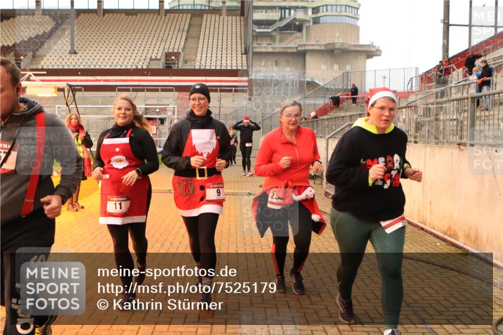 08.12.2024 - St. Pauli X-Mass-Run No. 14 Kathrin Stürmer Photography http://msf.ph/oto/7525179 08.12.2024 10:07:23 Ziel 9, 11, 83, 580, 1092, 1152, 1153, 1274, 1297, 1685, 1867, 2350, 2501, 2504, 2505, 3010, 3012 meine-sportfotos.de