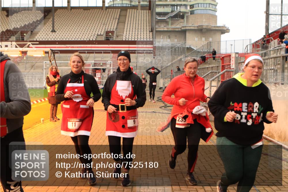 08.12.2024 - St. Pauli X-Mass-Run No. 14 Kathrin Stürmer Photography http://msf.ph/oto/7525180 08.12.2024 10:07:23 Ziel 9, 11, 83, 580, 1092, 1152, 1153, 1274, 1297, 1685, 1867, 2350, 2501, 2504, 2505, 3010, 3012 meine-sportfotos.de