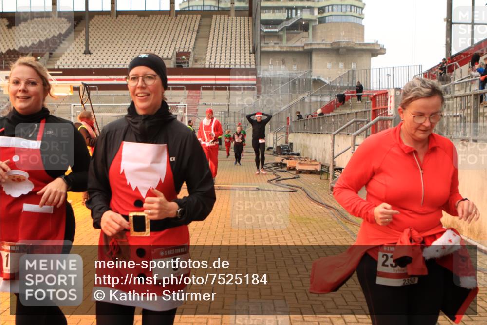 08.12.2024 - St. Pauli X-Mass-Run No. 14 Kathrin Stürmer Photography http://msf.ph/oto/7525184 08.12.2024 10:07:24 Ziel 9, 11, 83, 580, 1092, 1152, 1153, 1274, 1297, 1685, 1867, 2350, 2501, 2504, 2505, 3010, 3012 meine-sportfotos.de