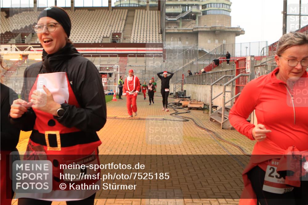 08.12.2024 - St. Pauli X-Mass-Run No. 14 Kathrin Stürmer Photography http://msf.ph/oto/7525185 08.12.2024 10:07:24 Ziel 9, 11, 83, 580, 1092, 1152, 1153, 1274, 1297, 1685, 1867, 2350, 2501, 2504, 2505, 3010, 3012 meine-sportfotos.de