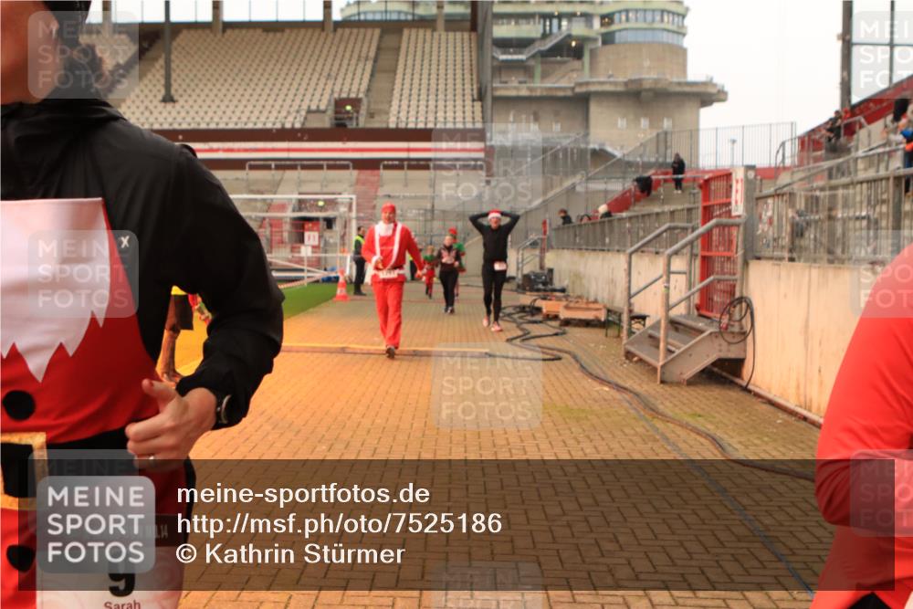 08.12.2024 - St. Pauli X-Mass-Run No. 14 Kathrin Stürmer Photography http://msf.ph/oto/7525186 08.12.2024 10:07:24 Ziel 9, 11, 83, 580, 1092, 1152, 1153, 1274, 1297, 1685, 1867, 2350, 2501, 2504, 2505, 3010, 3012 meine-sportfotos.de
