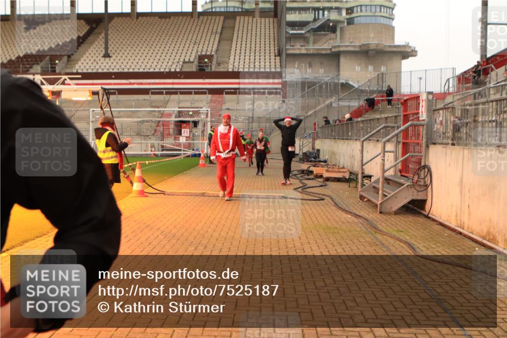08.12.2024 - St. Pauli X-Mass-Run No. 14 Kathrin Stürmer Photography http://msf.ph/oto/7525187 08.12.2024 10:07:24 Ziel 9, 11, 83, 580, 1092, 1152, 1153, 1274, 1297, 1685, 1867, 2350, 2501, 2504, 2505, 3010, 3012 meine-sportfotos.de