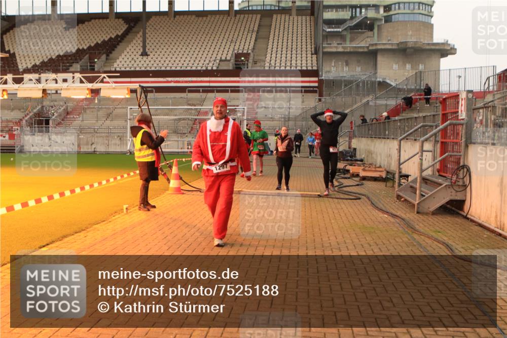 08.12.2024 - St. Pauli X-Mass-Run No. 14 Kathrin Stürmer Photography http://msf.ph/oto/7525188 08.12.2024 10:07:27 Ziel 9, 11, 83, 580, 1092, 1153, 1274, 1297, 1685, 1867, 2350, 2501, 2504, 2505, 3010, 3012 meine-sportfotos.de