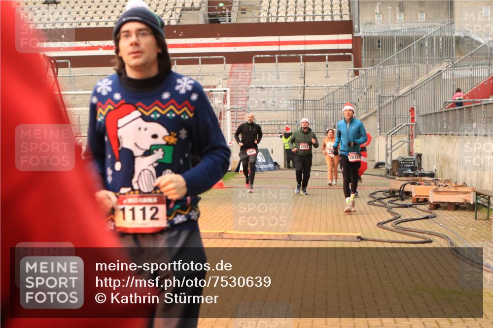 08.12.2024 - St. Pauli X-Mass-Run No. 14 Kathrin Stürmer Photography http://msf.ph/oto/7530639 08.12.2024 10:40:30 Ziel 528, 584, 1112, 1117, 1131, 1619, 1621, 1623, 1699, 1735, 2476, 2534, 2537, 2541, 2542, 2543, 2560, 2569, 2589, 2595, 2596, 2598, 2599, 2623, 2647, 2678, 2680, 2682, 3225 meine-sportfotos.de