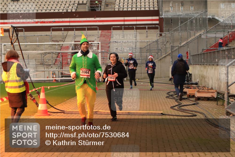 08.12.2024 - St. Pauli X-Mass-Run No. 14 Kathrin Stürmer Photography http://msf.ph/oto/7530684 08.12.2024 10:40:50 Ziel 1463, 2064, 2656, 2657 meine-sportfotos.de