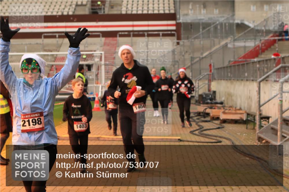 08.12.2024 - St. Pauli X-Mass-Run No. 14 Kathrin Stürmer Photography http://msf.ph/oto/7530707 08.12.2024 10:41:09 Ziel 1403, 1404, 1755, 1760, 2198, 3230, 3424, 3427, 3436 meine-sportfotos.de