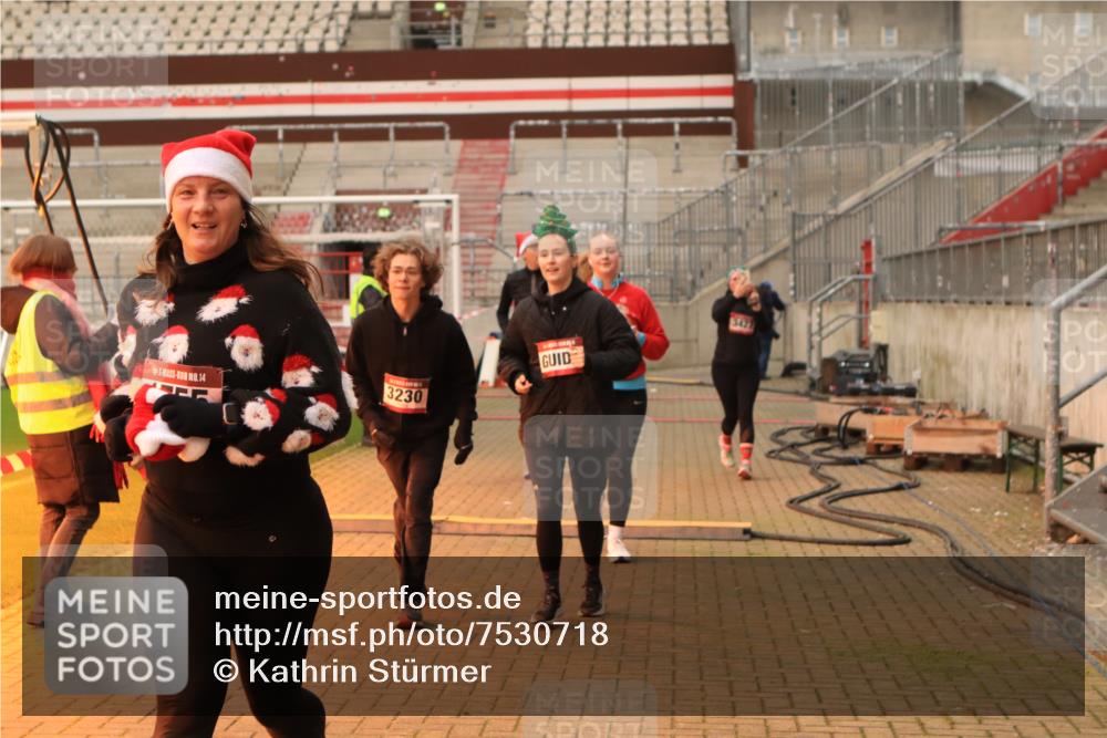 08.12.2024 - St. Pauli X-Mass-Run No. 14 Kathrin Stürmer Photography http://msf.ph/oto/7530718 08.12.2024 10:41:13 Ziel 1403, 1404, 1755, 1760, 2198, 3230, 3424, 3427, 3436 meine-sportfotos.de
