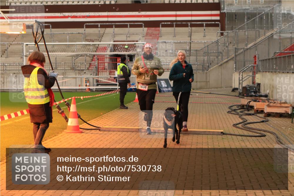 08.12.2024 - St. Pauli X-Mass-Run No. 14 Kathrin Stürmer Photography http://msf.ph/oto/7530738 08.12.2024 10:41:24 Ziel 1438, 1440, 1755, 3424, 3427, 3436 meine-sportfotos.de
