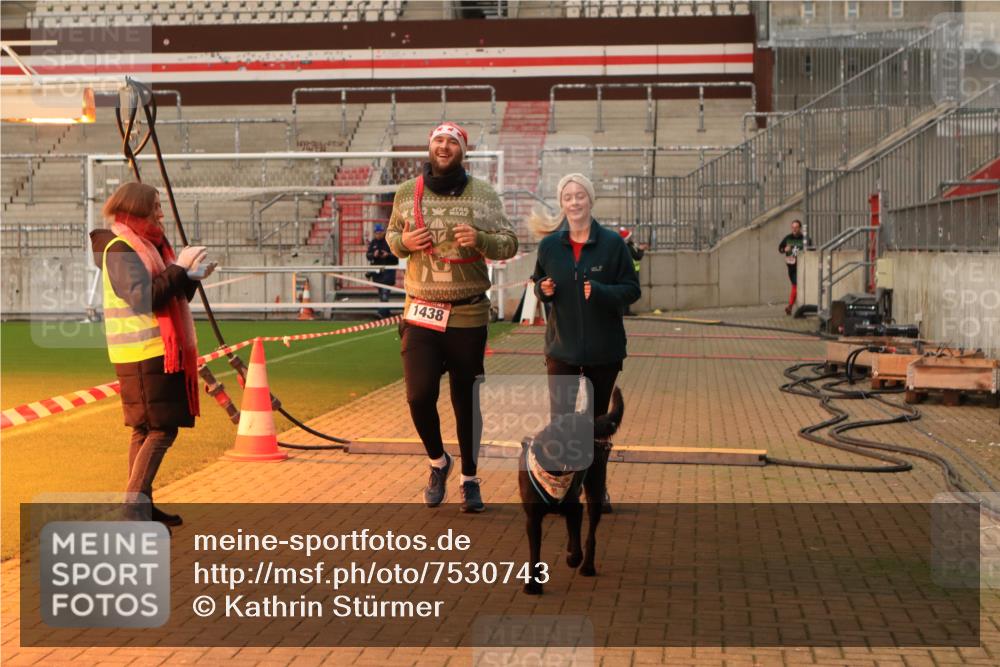 08.12.2024 - St. Pauli X-Mass-Run No. 14 Kathrin Stürmer Photography http://msf.ph/oto/7530743 08.12.2024 10:41:25 Ziel 1438, 1440, 3427, 3436 meine-sportfotos.de