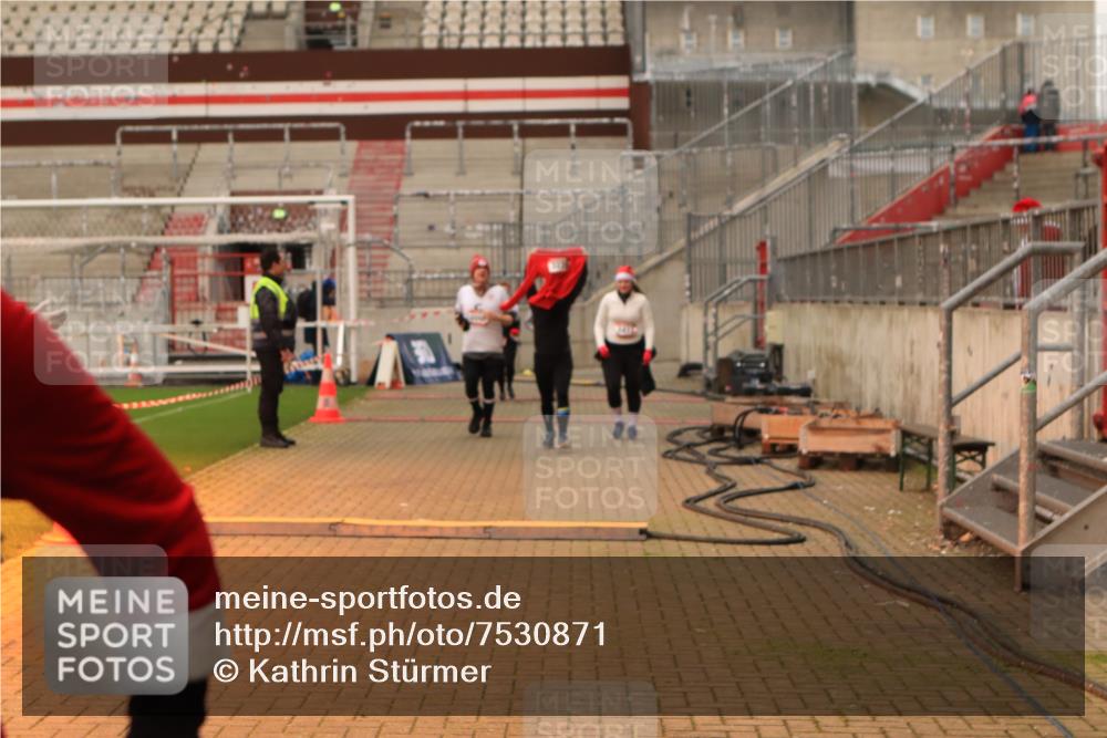 08.12.2024 - St. Pauli X-Mass-Run No. 14 Kathrin Stürmer Photography http://msf.ph/oto/7530871 08.12.2024 10:42:24 Ziel 1012, 1204, 1205, 1231, 1411, 1830, 3229 meine-sportfotos.de