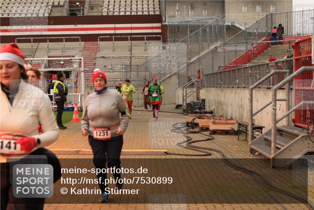 08.12.2024 - St. Pauli X-Mass-Run No. 14 Kathrin Stürmer Photography http://msf.ph/oto/7530899 08.12.2024 10:42:32 Ziel 1012, 1144, 1204, 1205, 1231, 1304, 1411, 3229 meine-sportfotos.de