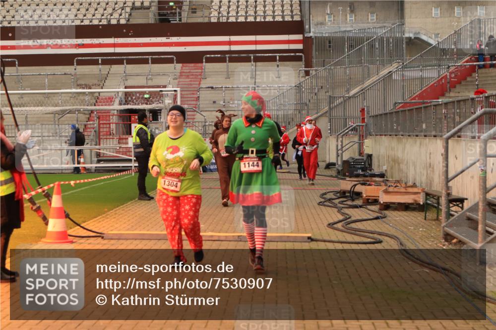 08.12.2024 - St. Pauli X-Mass-Run No. 14 Kathrin Stürmer Photography http://msf.ph/oto/7530907 08.12.2024 10:42:38 Ziel 1030, 1038, 1103, 1144, 1155, 1204, 1231, 1304, 1411, 3229, 3232, 3236 meine-sportfotos.de