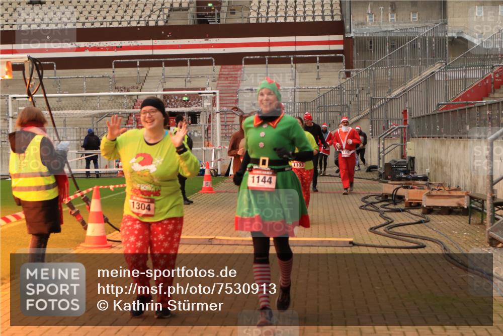 08.12.2024 - St. Pauli X-Mass-Run No. 14 Kathrin Stürmer Photography http://msf.ph/oto/7530913 08.12.2024 10:42:40 Ziel 1030, 1038, 1103, 1144, 1155, 1204, 1231, 1304, 3232, 3236 meine-sportfotos.de