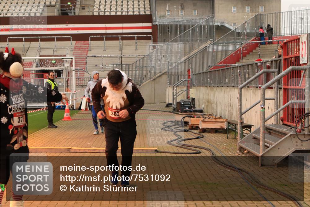 08.12.2024 - St. Pauli X-Mass-Run No. 14 Kathrin Stürmer Photography http://msf.ph/oto/7531092 08.12.2024 10:43:50 Ziel 373, 383, 1711, 1712 meine-sportfotos.de