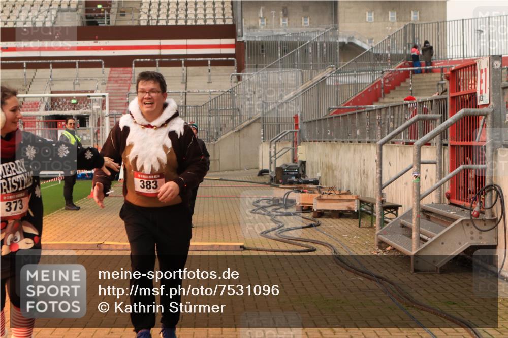 08.12.2024 - St. Pauli X-Mass-Run No. 14 Kathrin Stürmer Photography http://msf.ph/oto/7531096 08.12.2024 10:43:51 Ziel 373, 383, 1711, 1712 meine-sportfotos.de