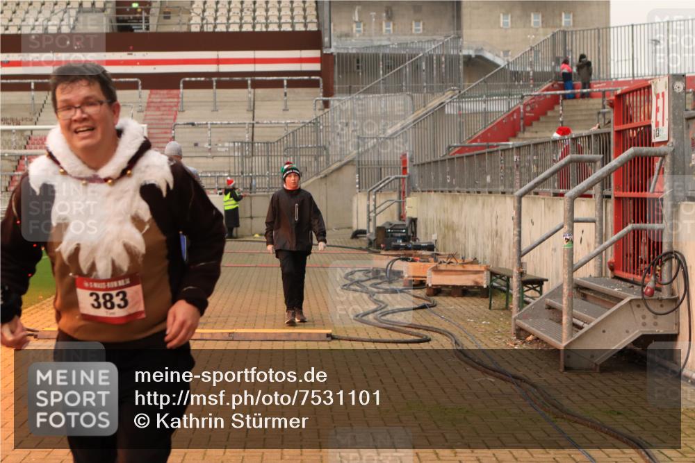 08.12.2024 - St. Pauli X-Mass-Run No. 14 Kathrin Stürmer Photography http://msf.ph/oto/7531101 08.12.2024 10:43:52 Ziel 373, 383, 1711, 1712 meine-sportfotos.de
