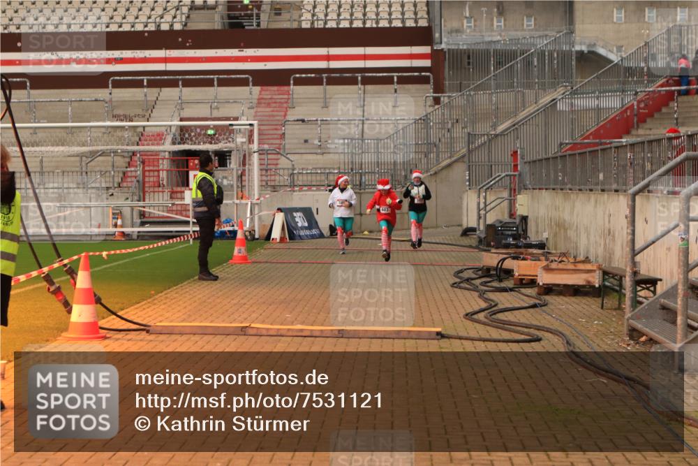 08.12.2024 - St. Pauli X-Mass-Run No. 14 Kathrin Stürmer Photography http://msf.ph/oto/7531121 08.12.2024 10:43:59 Ziel 585, 593, 603, 1711, 1712 meine-sportfotos.de