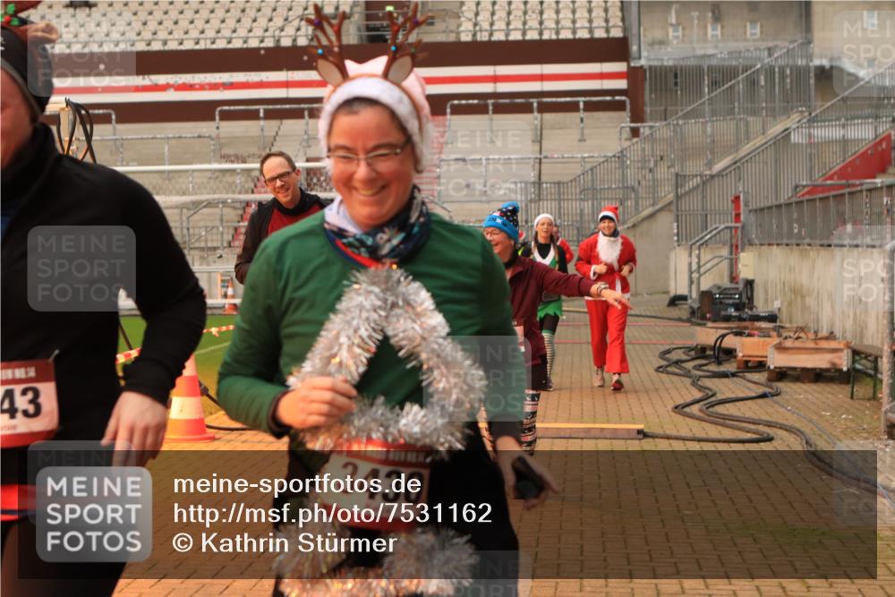 08.12.2024 - St. Pauli X-Mass-Run No. 14 Kathrin Stürmer Photography http://msf.ph/oto/7531162 08.12.2024 10:44:27 Ziel 489, 501, 637, 744, 1028, 1527, 1598, 3428, 3430, 3443 meine-sportfotos.de
