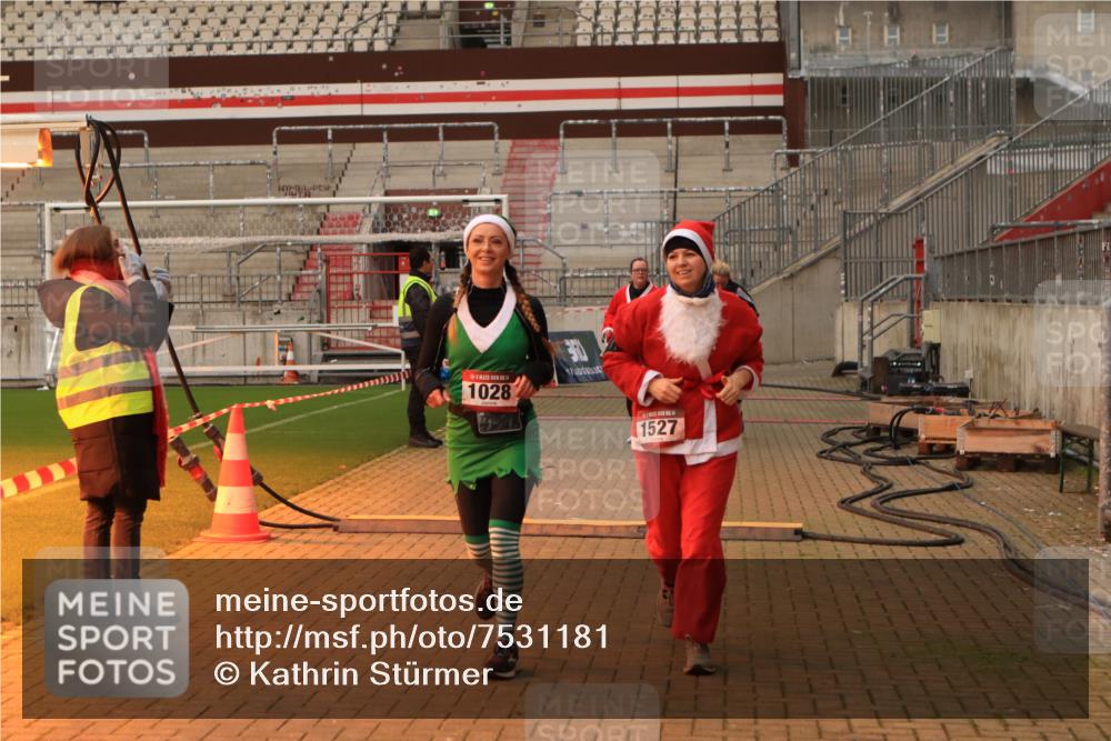 08.12.2024 - St. Pauli X-Mass-Run No. 14 Kathrin Stürmer Photography http://msf.ph/oto/7531181 08.12.2024 10:44:31 Ziel 489, 501, 637, 744, 1028, 1527, 1598, 3428, 3430, 3443 meine-sportfotos.de